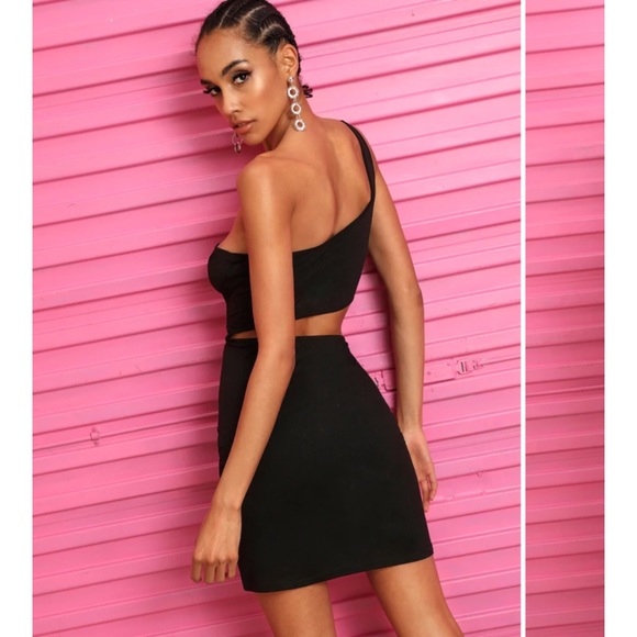 Black Solid Cutout Shoulder Dress - Picture 3 of 3